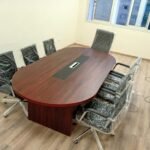 “طاولة اجتماعات الجيزة تصميم مبتكر وأبعاد مثالية