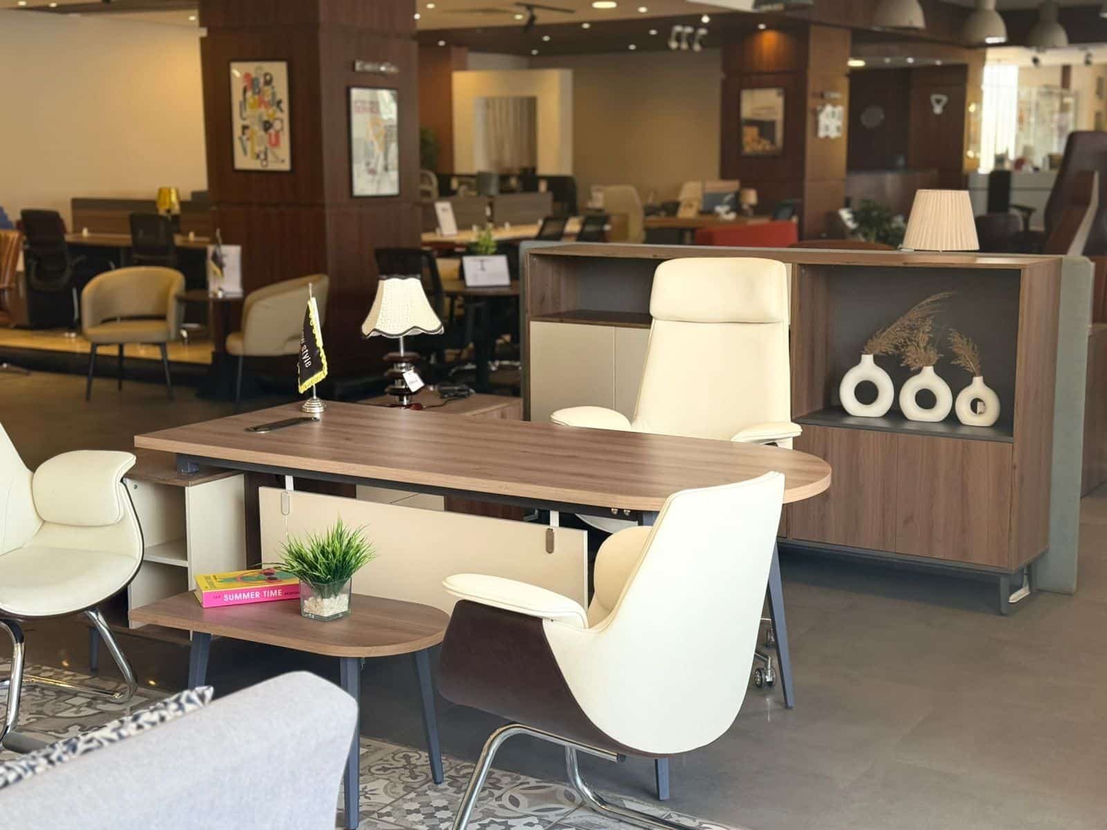 WhatsApp-Image-2025-05-27-at-10.50.43-AM-1 مكتب فاخر عصري - الصورة 1